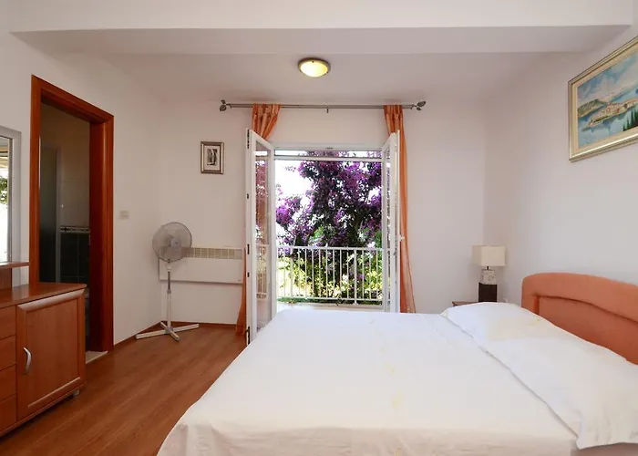 House Lana Nyaraló Zavalatica