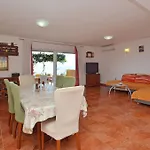 House Lana Zavalatica