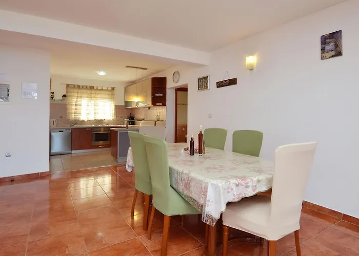 בית נופש House Lana *